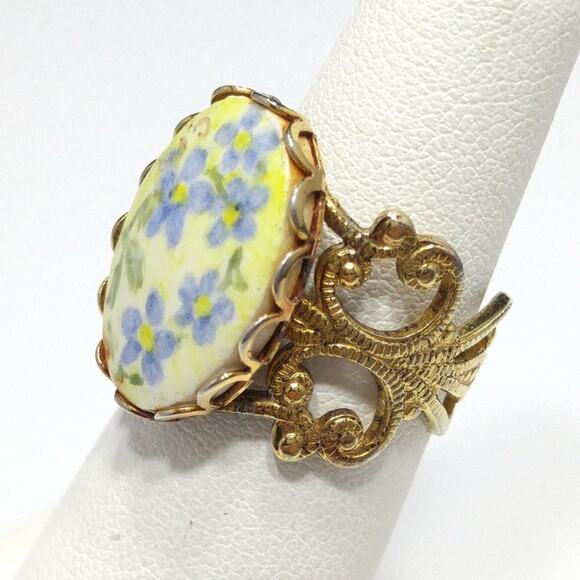 Blue Floral Filigree Ring, Hand Painted Ceramic Oval, US Size 6, Vintage Jewelry - Picture 3 of 8